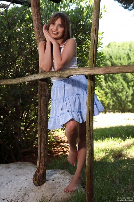 Летнее счастье: девушка в лесу