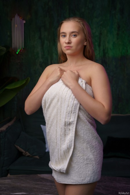 Блондинка Милла Э в фотосете