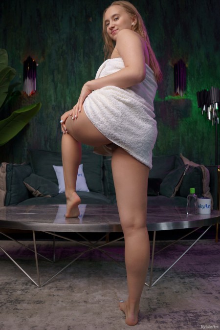 Блондинка Милла Э в фотосете