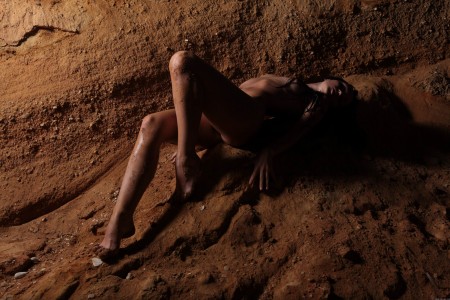 Летняя сексуальная фотосессия модели на природе