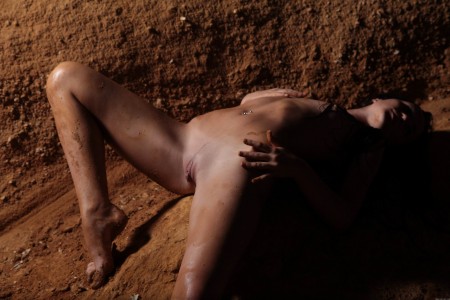 Летняя сексуальная фотосессия модели на природе