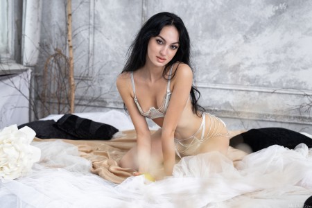 Счастливая расслабленность: эротический фотосет с Коринной А