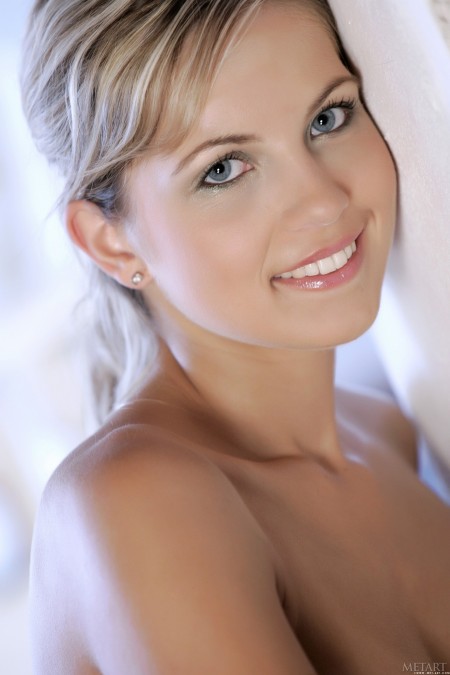 Соблазнительная блондинка Jenni A в домашней обстановке