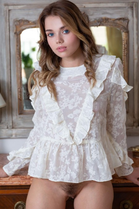 Кейра Блу: элегантная сексуальность в домашней спальне