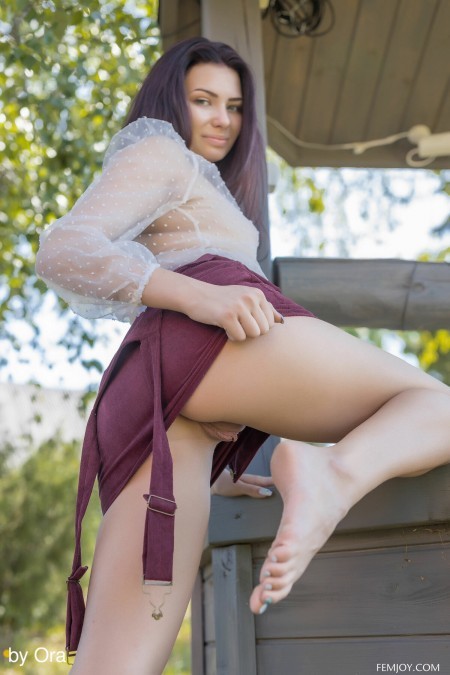 Летнее настроение: счастливая Нана на природе