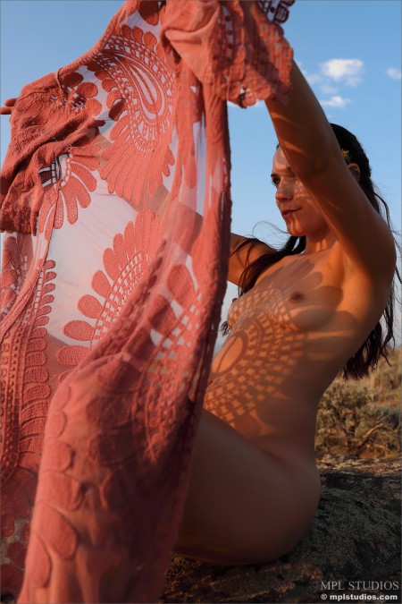 Элена Генери: летняя свобода на закате