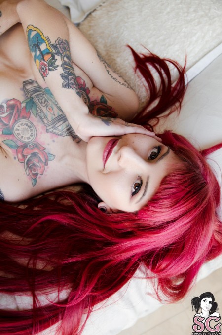 Нежная красавица на постели