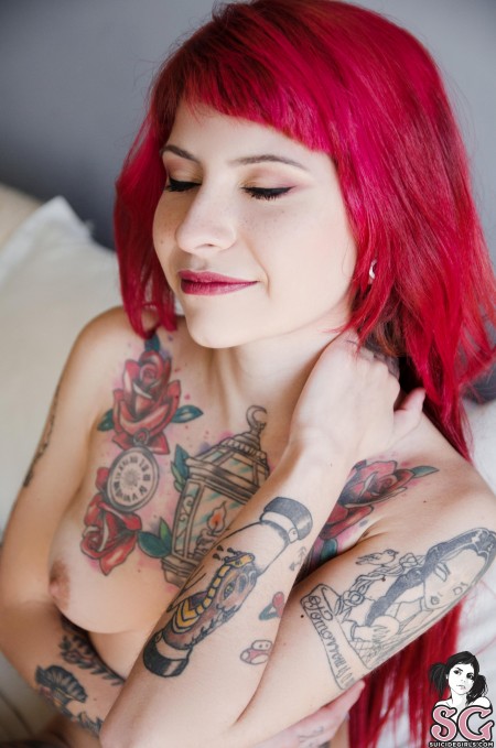 Нежная красавица на постели