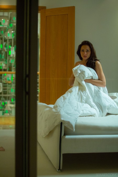 Майкела Изинту на постели: чувственная фотосессия