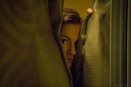 Майкела Изинту на постели: чувственная фотосессия