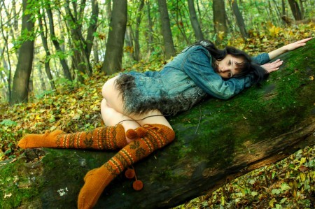 Лесная нимфа в летнем мечтательном позировании