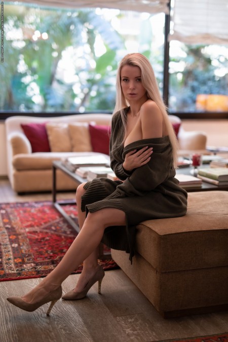 Катя Д: Блондинка в домашнем эротическом фотосете