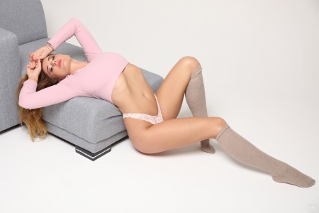 Счастливая девушка Люси Ли в домашней обстановке