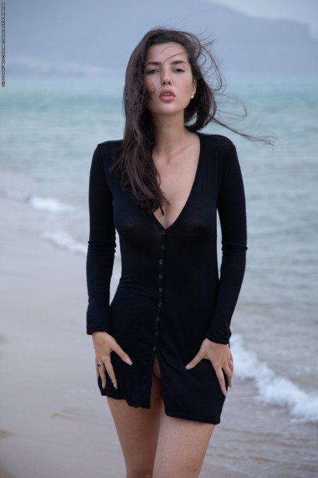 Летнее удовольствие: эротическая фотосессия с Маделин