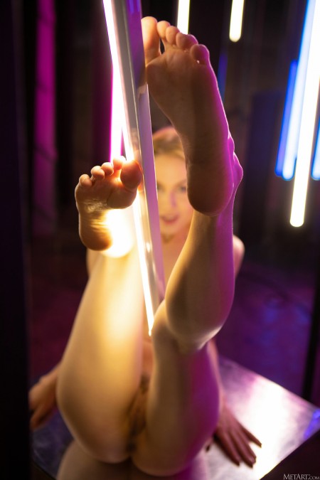 Соблазнительная блондинка Арья А на ночном фотосете