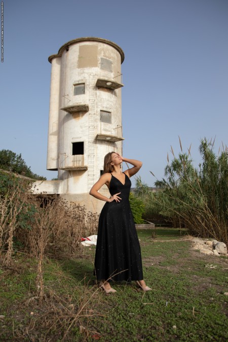 Элегантная летняя модель в природе