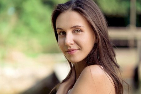 Элегантная летняя фотосессия с улыбающейся Алисой Аморе