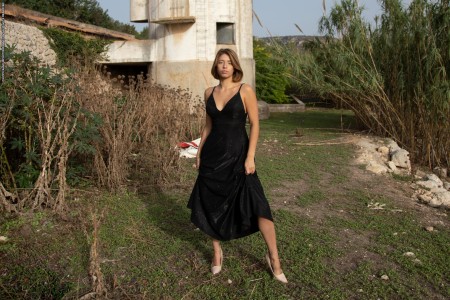 Летнее элегантное обнаженное фото модели