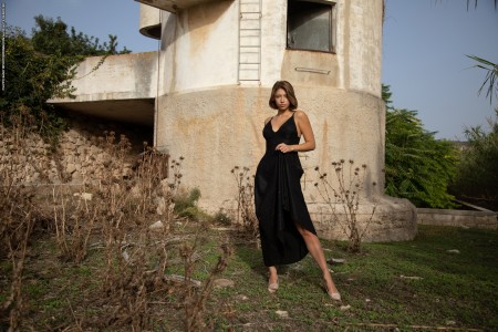 Летнее элегантное обнаженное фото модели