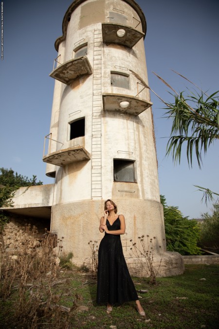 Летнее элегантное обнаженное фото модели