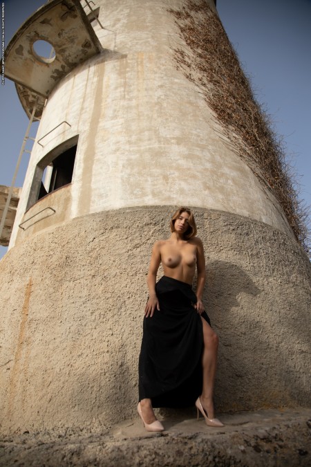 Летнее элегантное обнаженное фото модели