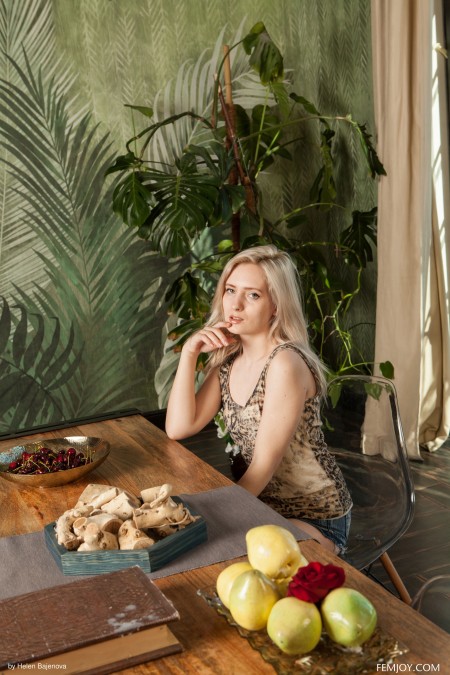 Игривая блондинка Талия на столе