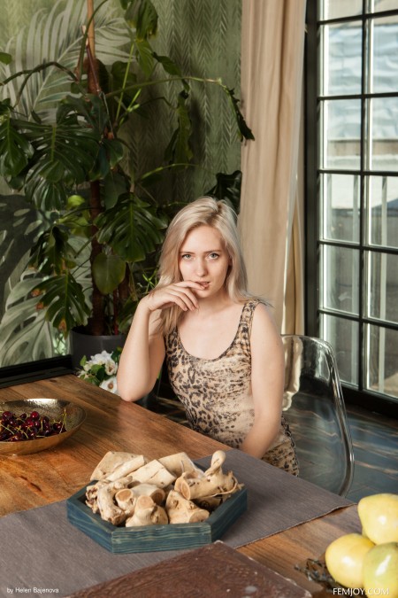 Игривая блондинка Талия на столе