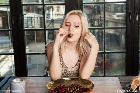 Игривая блондинка Талия на столе