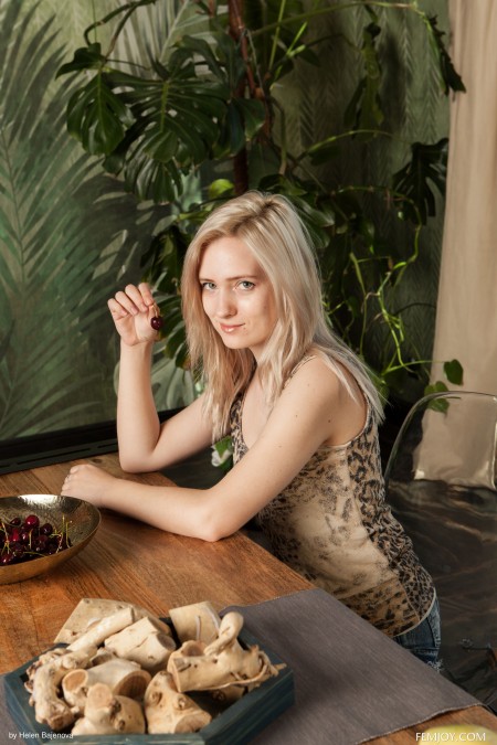 Игривая блондинка Талия на столе