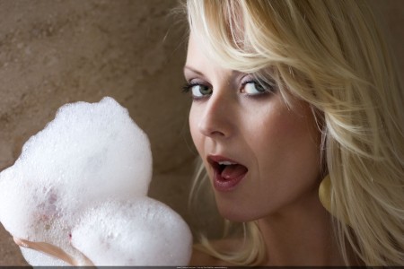 Блондинка Яна Кова позирует обнаженной