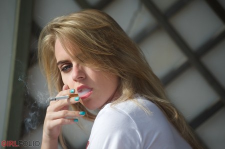 Летняя фотосессия с улыбающейся Хлоей Той