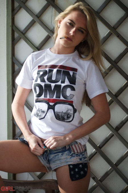 Летняя фотосессия с улыбающейся Хлоей Той