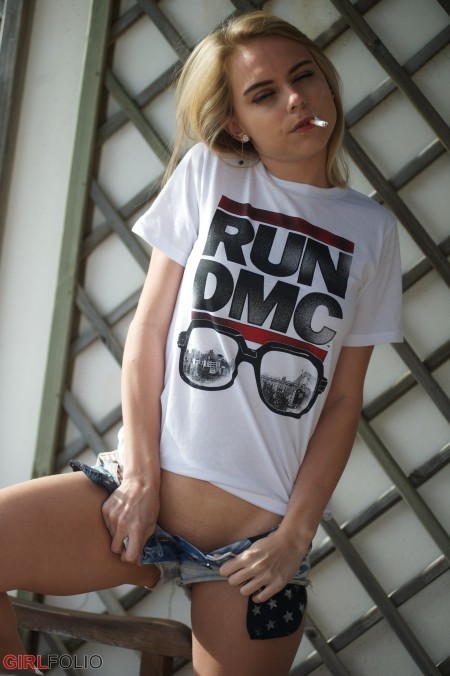 Летняя фотосессия с улыбающейся Хлоей Той