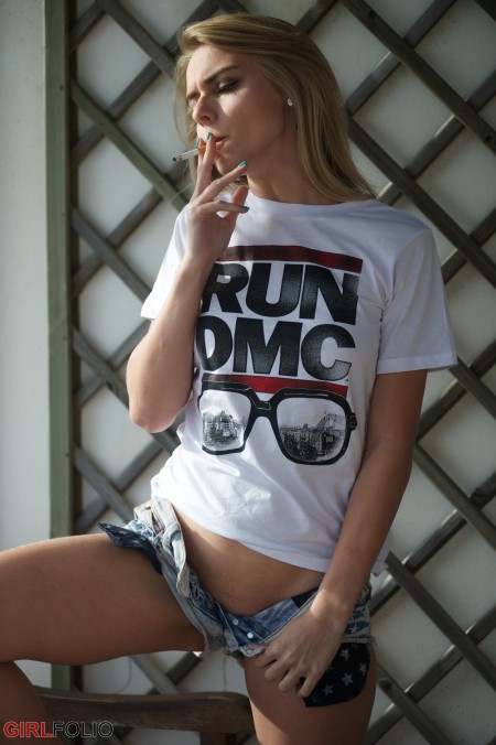 Летняя фотосессия с улыбающейся Хлоей Той