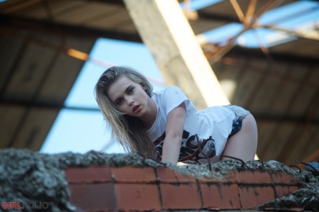 Летняя фотосессия с улыбающейся Хлоей Той