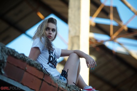 Летняя фотосессия с улыбающейся Хлоей Той