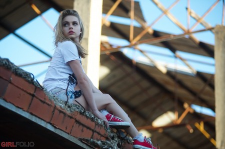 Летняя фотосессия с улыбающейся Хлоей Той