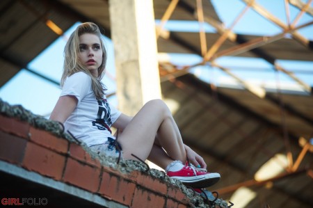 Летняя фотосессия с улыбающейся Хлоей Той