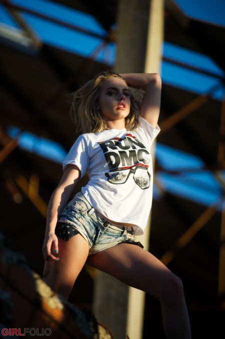 Летняя фотосессия с улыбающейся Хлоей Той