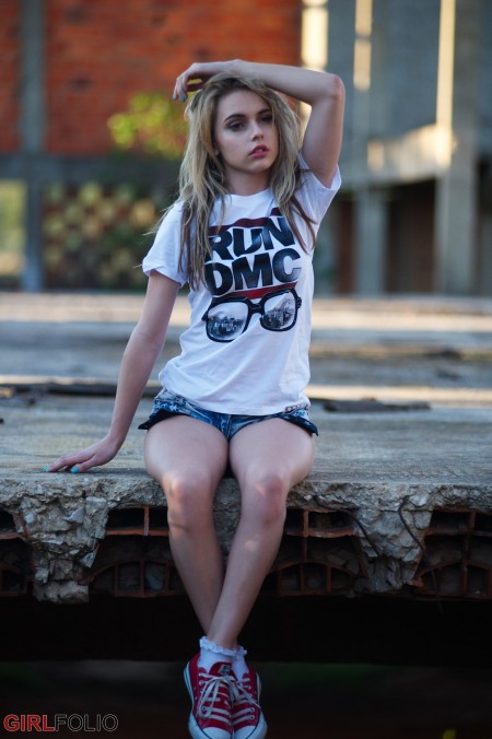 Летняя фотосессия с улыбающейся Хлоей Той