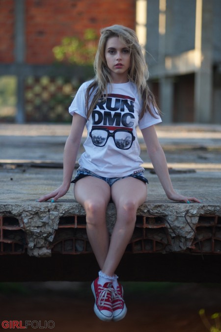 Летняя фотосессия с улыбающейся Хлоей Той