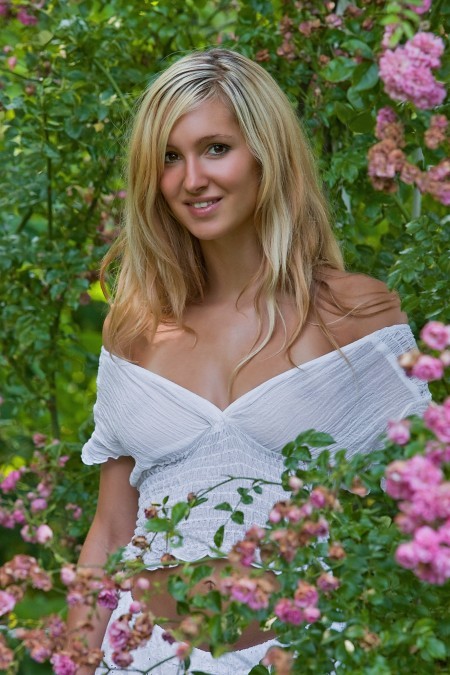 Солнечная картина: Красивая Кариша на природе