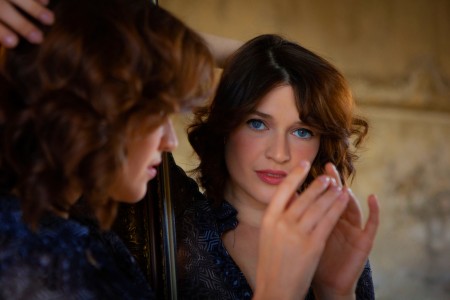 Соблазнительная элегантность: фотосессия Серены в белье