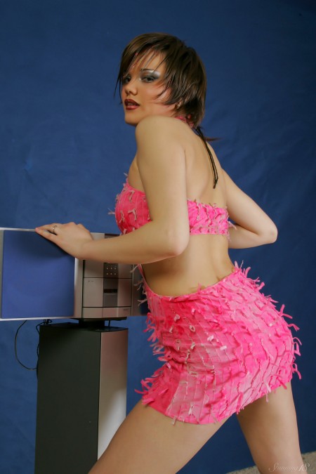 Естественная красота: Лара в эротической фотосессии