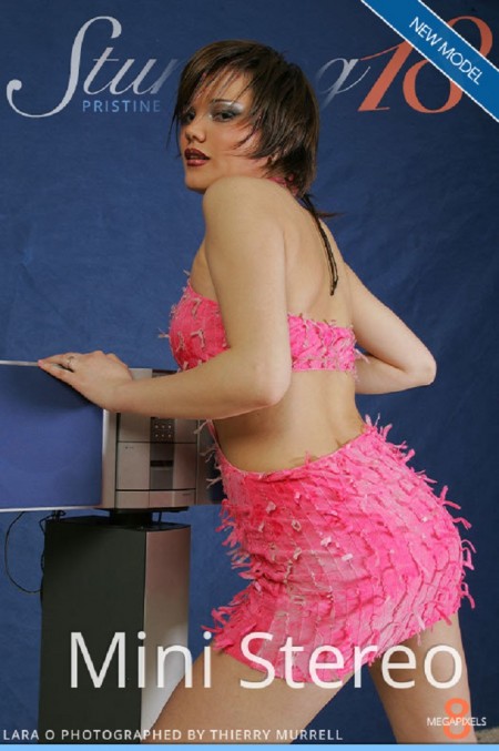Естественная красота: Лара в эротической фотосессии