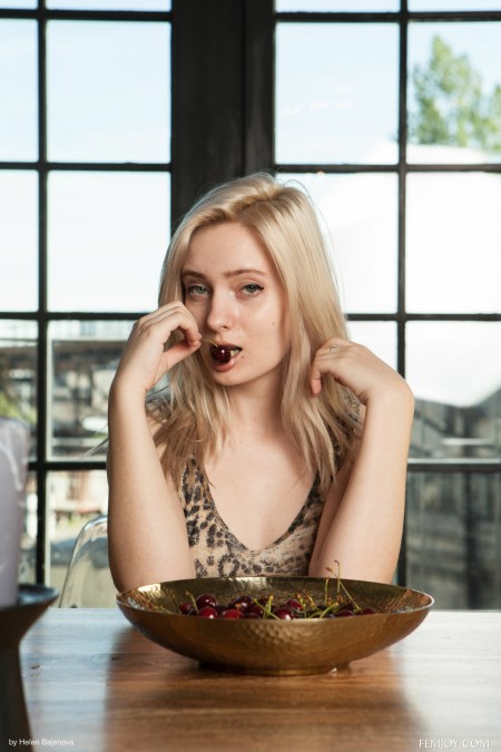 Веселая блондинка Талия у стола