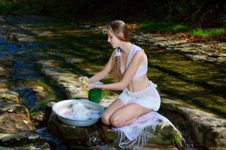 Эротическая фотосессия с улыбающейся девушкой в природе