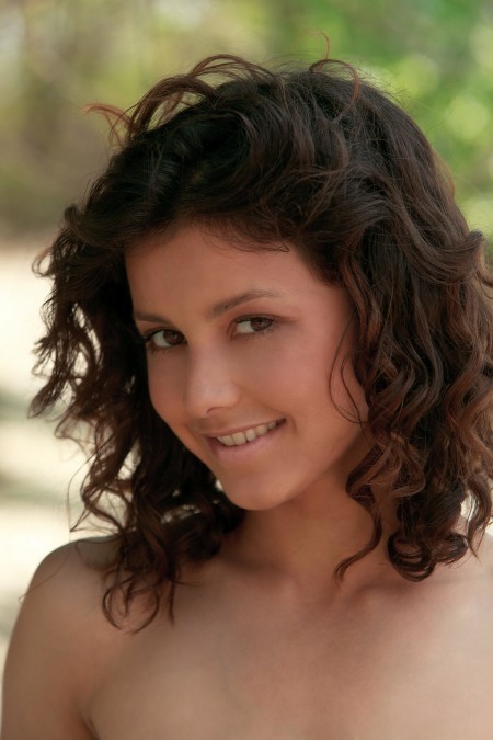 Элегантная краса: Дивина А в летней природе