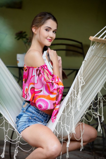 Летняя радость: эротическая фотосессия с Соней Блейз