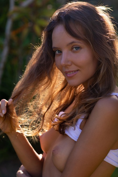 Летнее наслаждение: Катя в природе